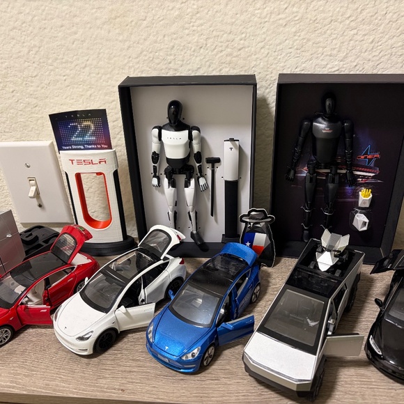 Tesla Diner Exclusive Black Optimus Bot RARE - Picture 7 of 8